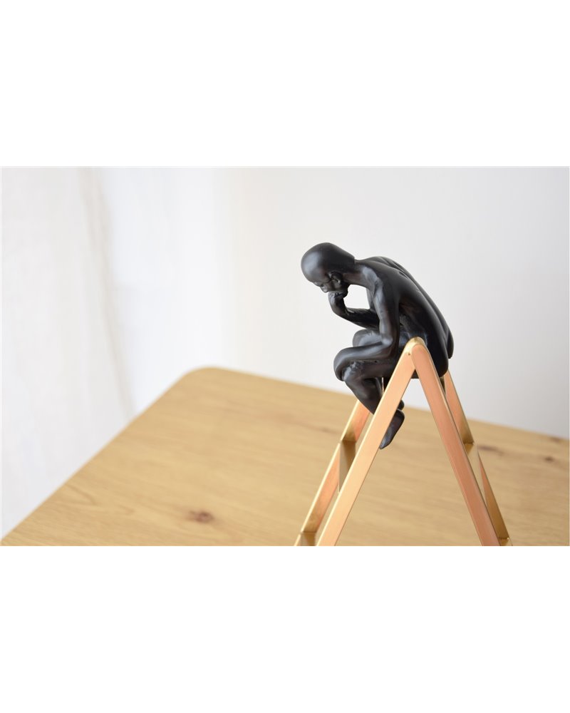 FIGURA DE PENSADOR SOBRE ESCALERA