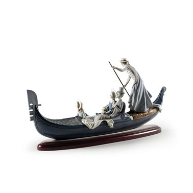 Sculpture engaged couple In...
