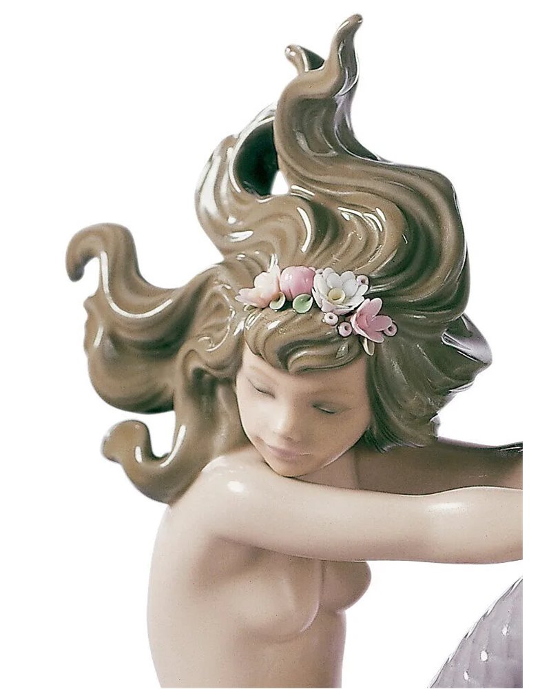Sirena con brazos en las rodillas