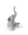 Elefante bebé con flor rosa